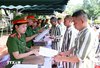 Police officers of the Phu Son 4 Prison present amnesty decisions to persons granted amnesty in 2025. (Photo: VNA)