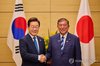 South Korean President Lee Jae Myung (L) and Japanese Prime Minister Shigeru Ishiba pose for a photo ahead of their talks at the premier's office in Tokyo on Aug. 23, 2025. (Pool photo) (Yonhap)